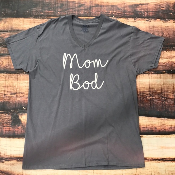 << Mom Bod Relaxed Fit V Neck Unisex Tee T Shirt > - Picture 2 of 4